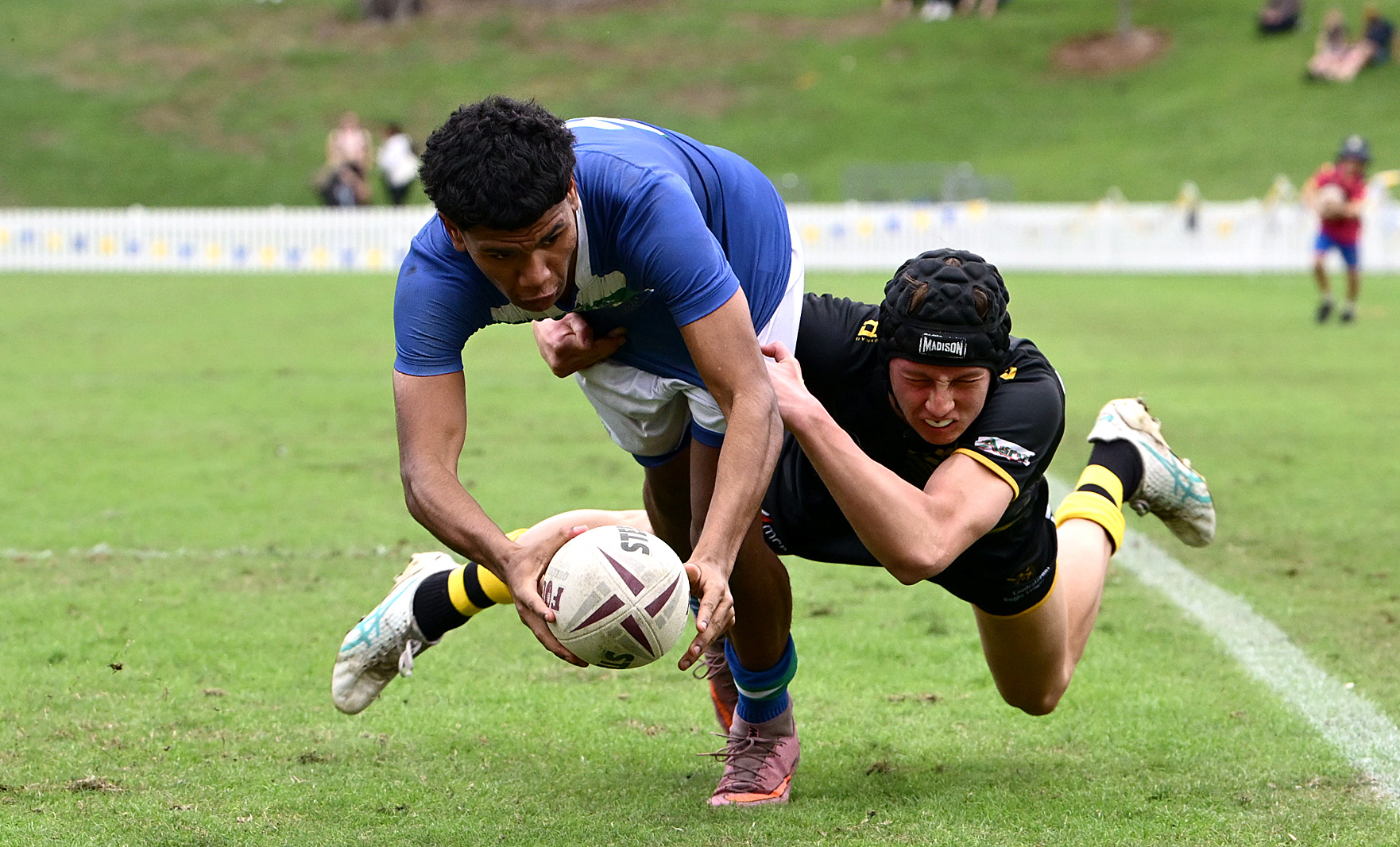 Black-and-gold wall seizes final berth